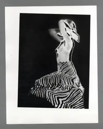 Maurice Tabard, Original, 1970er Jahre, Solarisation, o.T. (Frau, barbusig mit weitem Rock)