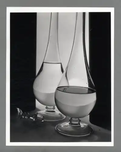 Maurice Tabard. Original-Photographie. 1970er Jahre, o.T. (Zwei Glaskaraffen)