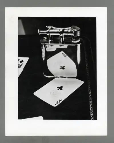 Maurice Tabard. Original-Photographie. 1970er Jahre, o.T. (Spielkarte gespiegelt im Feuerzeug)