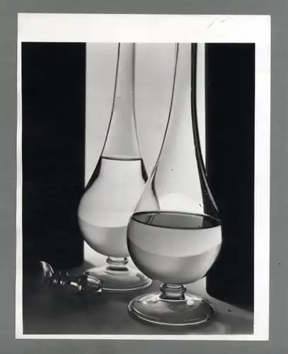 Maurice Tabard. Original-Photographie. 1970er Jahre, o. T. (Zwei Glaskaraffen)