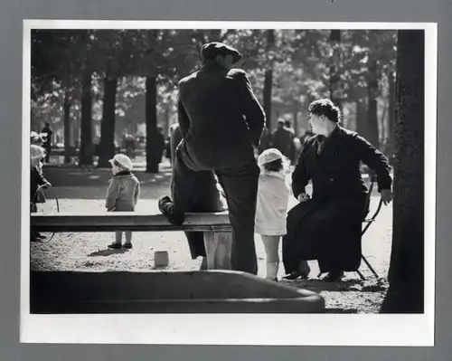 Maurice Tabard. Original-Photographie. 1970er Jahre, o. T. (Familie mit Kindern im Park)