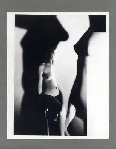 Maurice Tabard, Original, 1970er Jahre. o. T. (Stehender Frauenakt. Licht und Schatten)