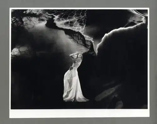 Maurice Tabard. Original-Photographie. 1970er Jahre. o. T. (Dame in langem Abendkleid, Tüll, ...)