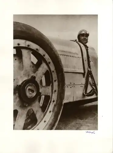 Maurice Tabard. Original-Photographie. 1970er Jahre. o. T. (Rennfahrer in seinem Automobil)
