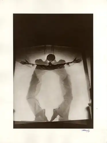 Maurice Tabard. Original-Photographie. 1970er Jahre. o. T. (Ausgebreitete Arme. Licht und Schatten)