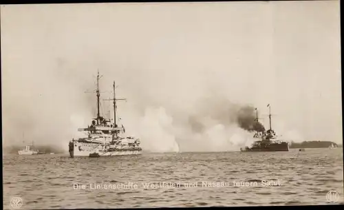 Ak Deutsche Kriegsschiffe, SMS Westfalen, SMS Nassau, Linienschiffe, Salutschuss, Kaiserliche Marine