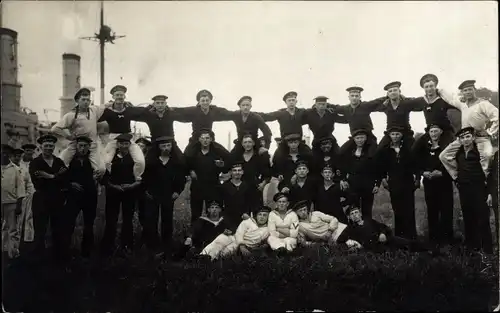 Foto Ak Deutsche Seeleute in Uniform, Kaiserliche Marine, Swinemünde