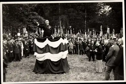 Foto Kriegerehrung, Veteranen in Uniform, Rednerpult