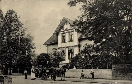 Foto Ak Hameln an der Weser Niedersachsen, Straßenpartie, Villa, Kutsche, Anwohner