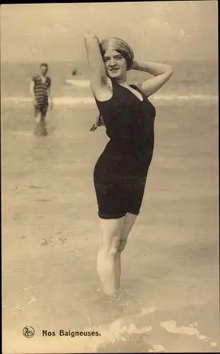 Ak Nos Baigneuses, Frau im Badeanzug am Strand