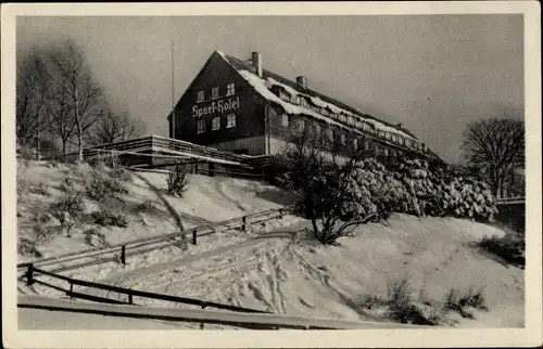 Ak Aschberg Klingenthal im Vogtland Sachsen, Sporthotel Waldgut, Winteransicht