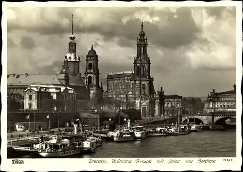 Ak Dresden, Brühlsche Terrasse mit Schloss und Hofkirche, Hahn 10928