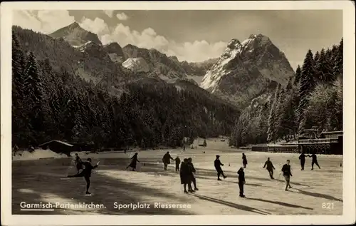 Ak Garmisch Partenkirchen in Oberbayern, Sportplatz Riessersee, Eisläufer