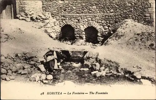 Ak Korytza Korca Albanien, La Fontaine, Blick auf eine Quelle