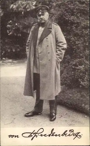 Ak Generalfeldmarschall Paul von Hindenburg, Standportrait, Orden, Mantel