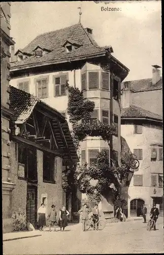 Ak Bozen Bolzano Südtirol, Batzenhäusle, Passanten