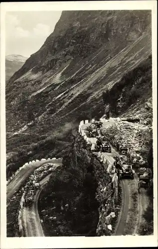 Ak Geiranger Norwegen, Veiparti Geiranger Djupvasshytten, Autos überqueren den Pass