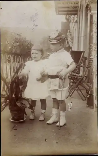 Foto Ak Kinder in festlicher Kleidung