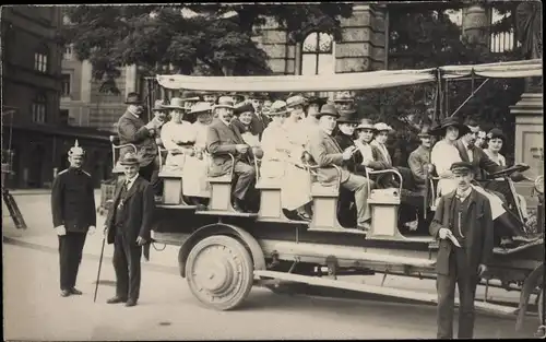 Foto Ak München, Stadtrundfahrt, offenes Fahrzeug, Reisegruppe