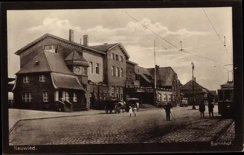 Ak Neuwied am Rhein, Bahnhof Straßenseite, Straßenbahn