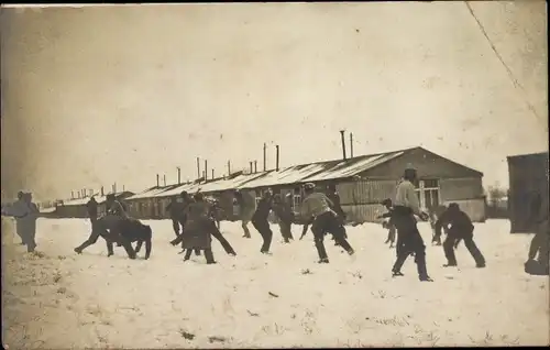 Foto Ak Bad Langensalza in Thüringen, Kriegsgefangenenlager, Kriegsgefangene bei Schneeballschlacht