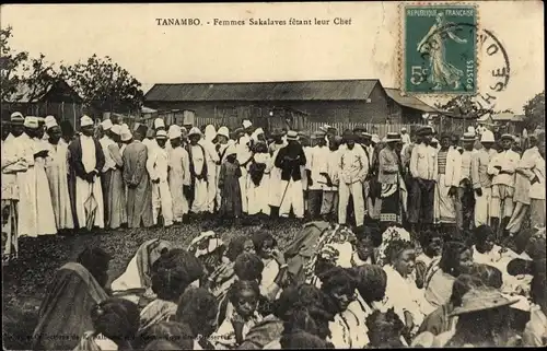 Ak Tanambo Madagaskar, Femmes Sakalaves fétant leur chef