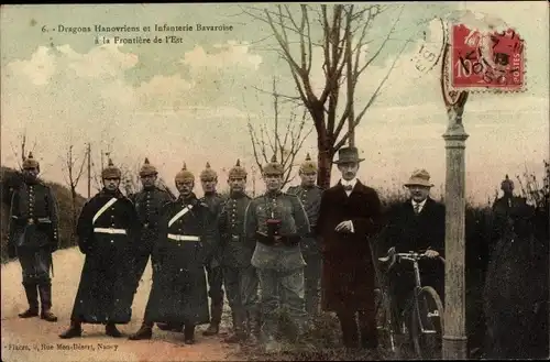 Ak Dragons Hanovriens et Infanterie Bavaroise a la Frontiere de l'Est, dt. Soldaten in Uniformen