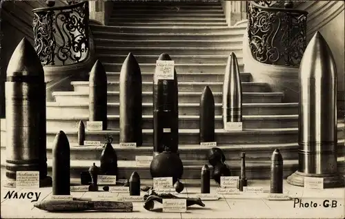 Foto Ak Blindgänger, Projektile und Bomben mit Detailbeschreibung, Zeppelinbombe, I. WK