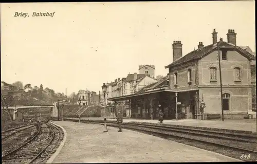 Ak Briey Meurthe et Moselle, Bahnhof, Gleisansicht