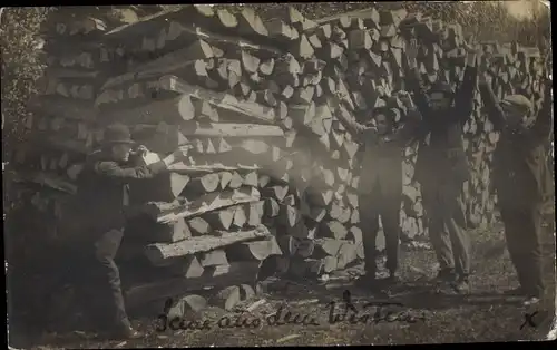 Foto Ak Scene aus dem Westen, USA, Mann mit Pistole, drei Jungen mit erhobenen Armen, Holzstapel