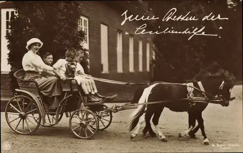 Ak Kronprinzessin Cecilie von Preußen mit Söhnen in Kutsche, Ponys