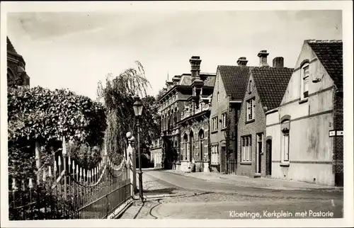 Ak Kloetinge Goes Zeeland, Kerkplein met Pastorie