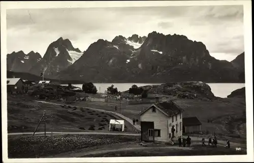 Ak Digermulen Lofoten Norwegen, Blick auf Hütten mit Bergen im Hintergrund