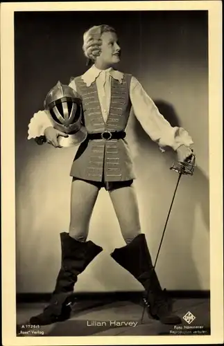 Ak Schauspielerin Lilian Harvey, Portrait als Mann mit Degen, Ross Verlag A 1726 1