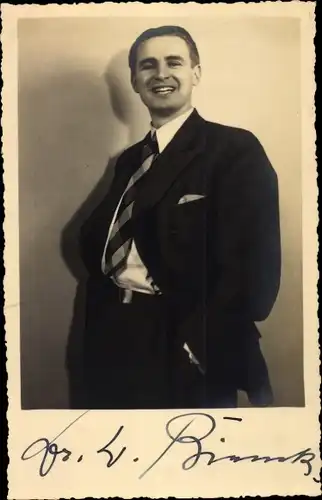 Ak Schauspieler W. Bienek, Portrait im Anzug, Autogramm