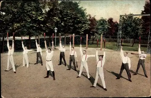 Ak Turner auf dem Sportplatz mit Keulen