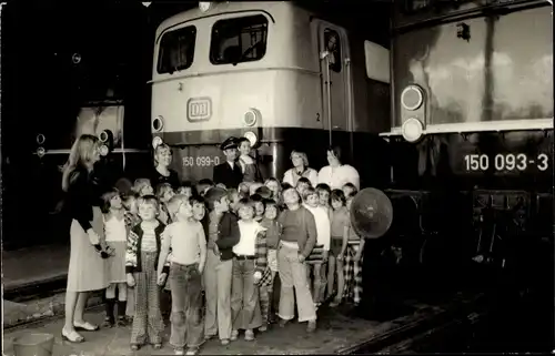 Foto Kinder besichtigen Züge, Deutsche Eisenbahn, Lokomotiven 150 099 0, 150 093 3