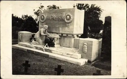 Foto Ak Gießen an der Lahn Hessen, französ. Kriegsgefangenendenkmal, Patria