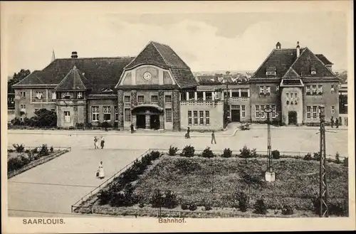 Ak Saarlouis im Saarland, Bahnhof mit Vorplatz