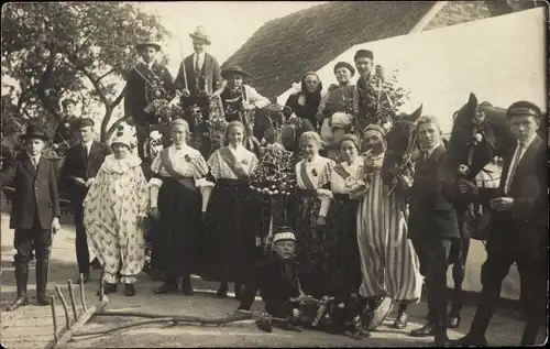 Foto Ak Männer und Frauen in Kostümen mit Festwagen