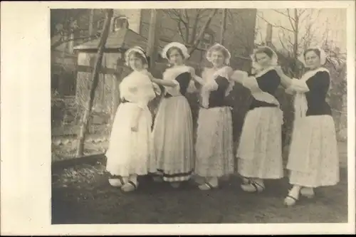 Foto Ak Junge Frauen mit Holzschuhen, Pensionsjahr 1912/1913