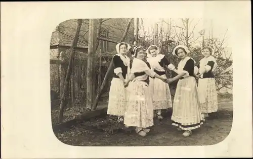 Foto Ak Junge Frauen mit Holzschuhen, Pensionsjahr 1912/1913