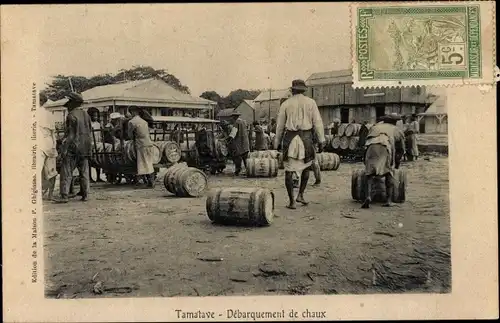 Ak Tamatave Toamasina Madagaskar, Débarquement de chaux, Verladung von Kalk in Fässern