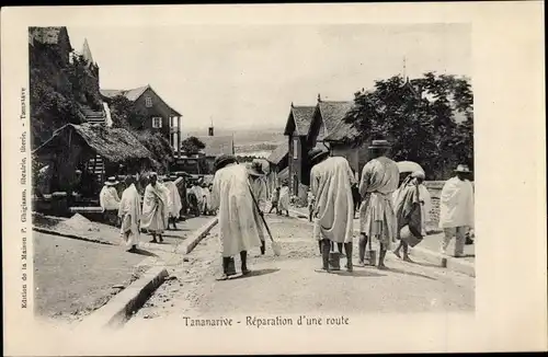 Ak Antananarivo Tananarive Madagaskar, Reparation d'une route