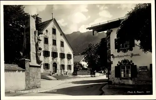 Ak Oberammergau in Oberbayern, Partie am Kriegerdenkmal, Gasthaus weißes Lamm