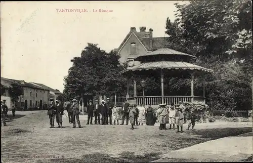 Ak Tantonville Meurthe et Moselle, Le Kiosque, Passanten