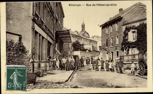 Ak Villerupt Meurthe et Moselle, Rue de Hotel de Ville, Passanten