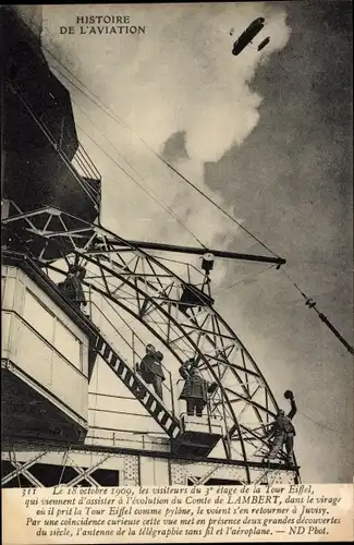 Ak Paris VII, Comte de Lambert im Flugzeug über dem Eiffelturm 1909