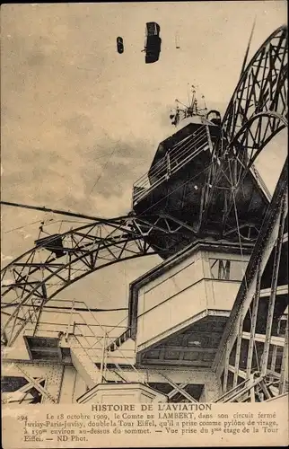 Ak Paris VII, Comte de Lambert im Flugzeug über dem Eiffelturm 1909