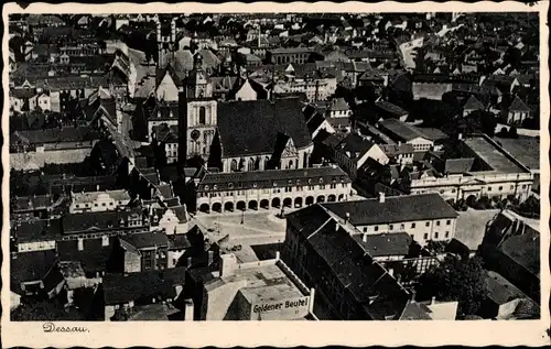 Ak Dessau in Sachsen Anhalt, Fliegeraufnahme vom Stadtzentrum, Kirche, Goldener Beutel